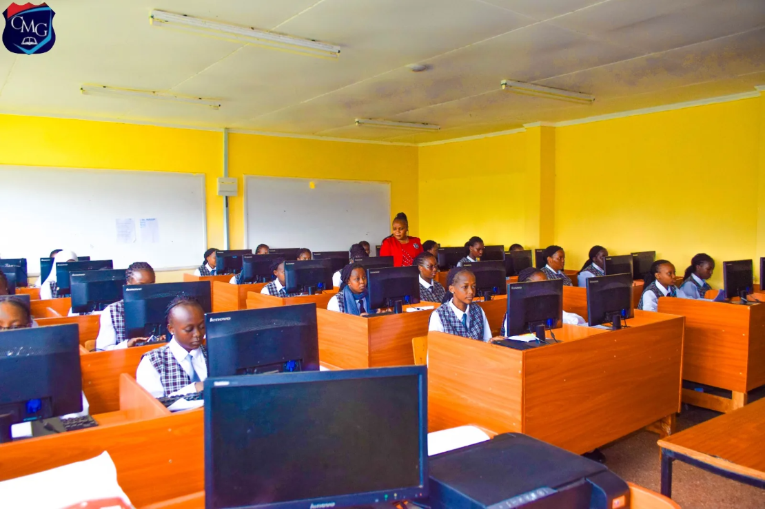 A full ICT class in the Compuera Mang'u Girls computer lab